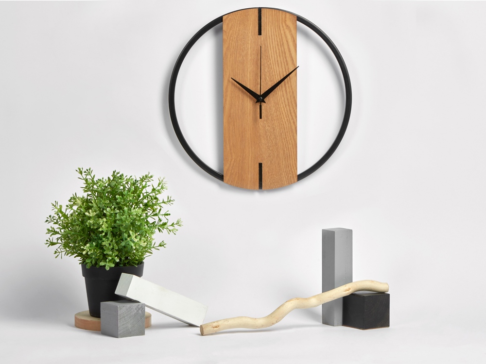 Деревянные часы с металлическим ободом Time Wheel (Фото)