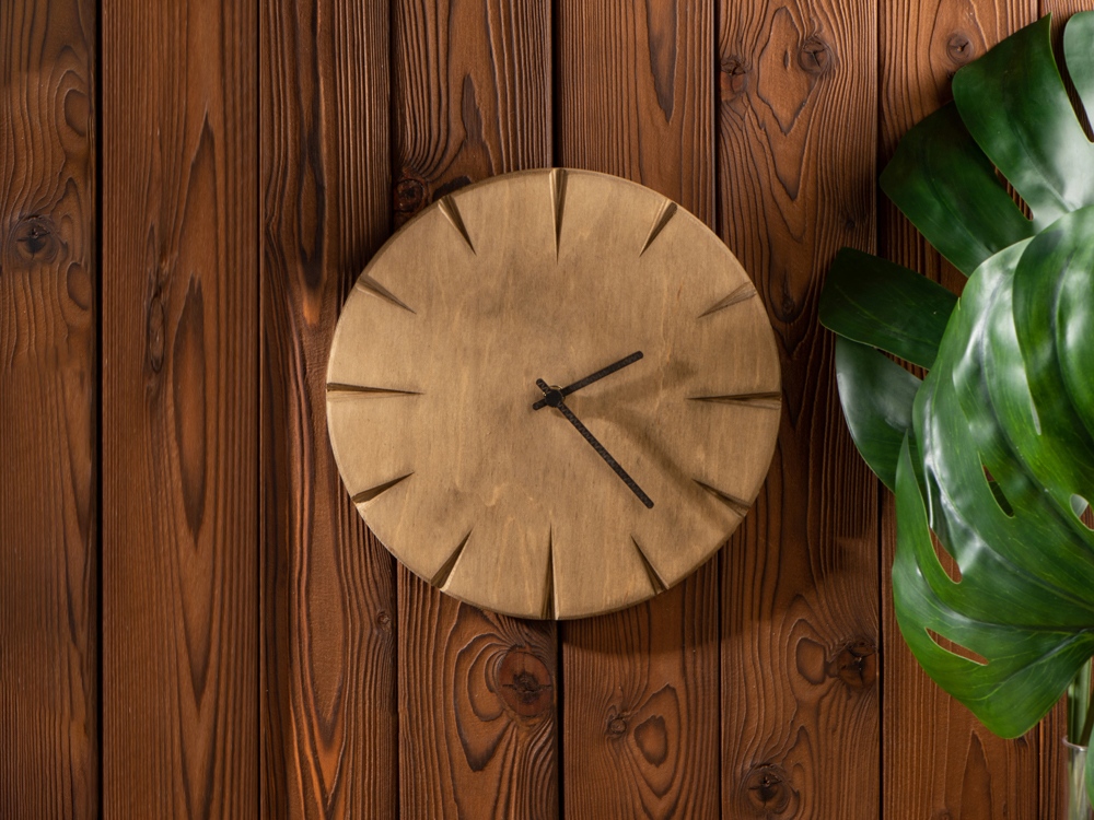 Часы деревянные Helga (Фото)
